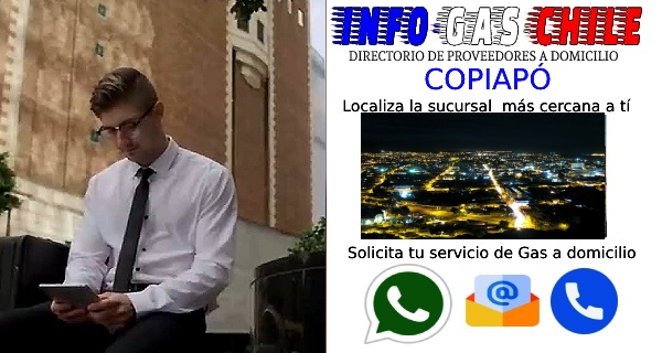 hombre sentado con table en la mano